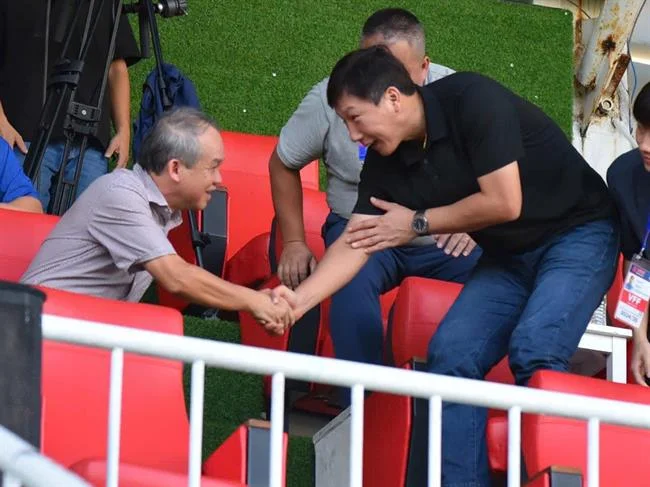 Biểu tượng bảo mật dữ liệu, với một lá chắn lớn và các dữ liệu được mã hóa bay xung quanh, tượng trưng cho việc bảo vệ thông tin cá nhân trên b66 tặng 88k.
